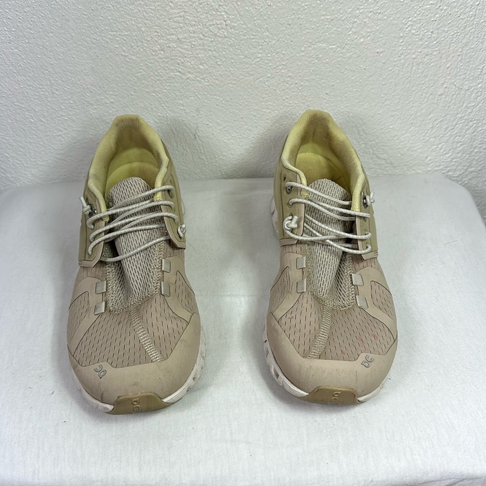On cloud running shoes SIZE W 6.5